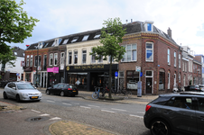 904652 Gezicht op de huizen Amsterdamsestraatweg 242 (links) -252 te Utrecht, met rechts de hoek met de Asterstraat.